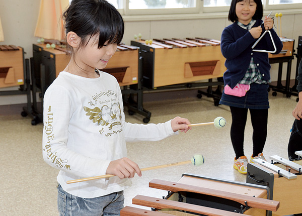 オルフ楽器で 「音楽づくり」の授業が充実！ | 鈴木楽器製作所