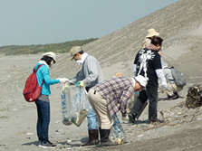 本社所在地である浜松市の地域清掃活動（中田島砂丘の清掃）に参加