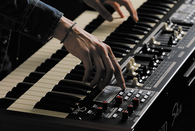 エクストラボイス・セクションが2 系統化され、UPPER/LOWER鍵盤へ異なる音色をアロケート、またはどちらかの鍵盤へレイヤー可能に